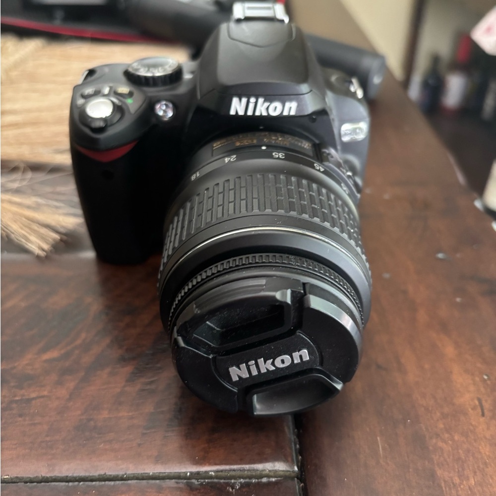 Nikon D40x with 18 - 55mm lens and full battery pack - Picture 4 of 5